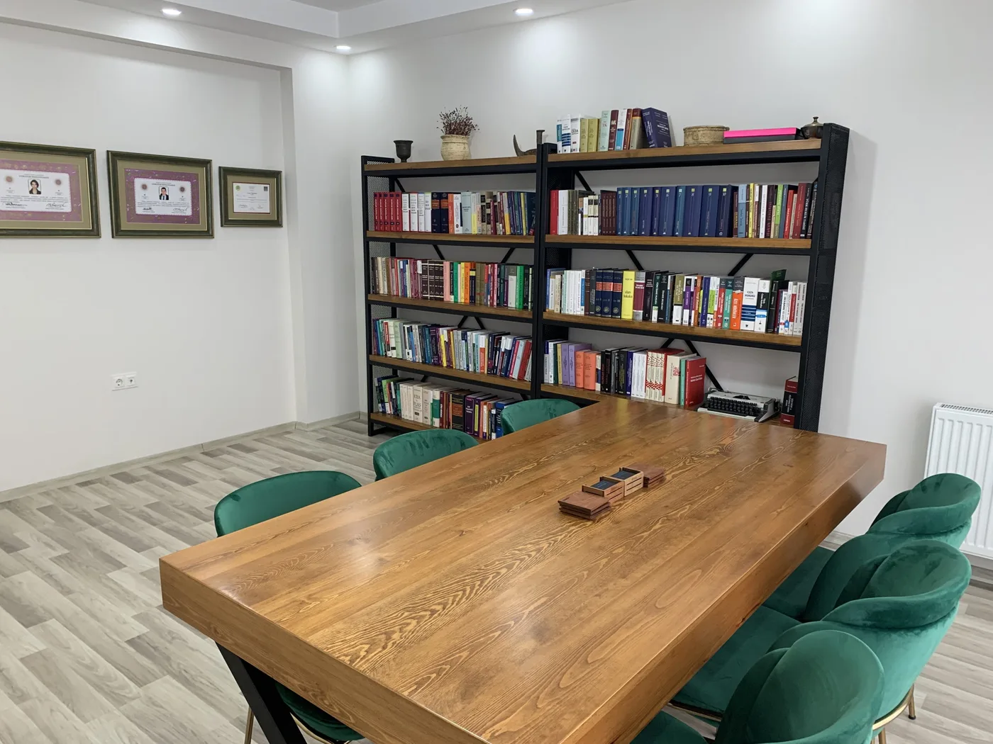 Büronun çalışma ve görüşme alanından bir detay