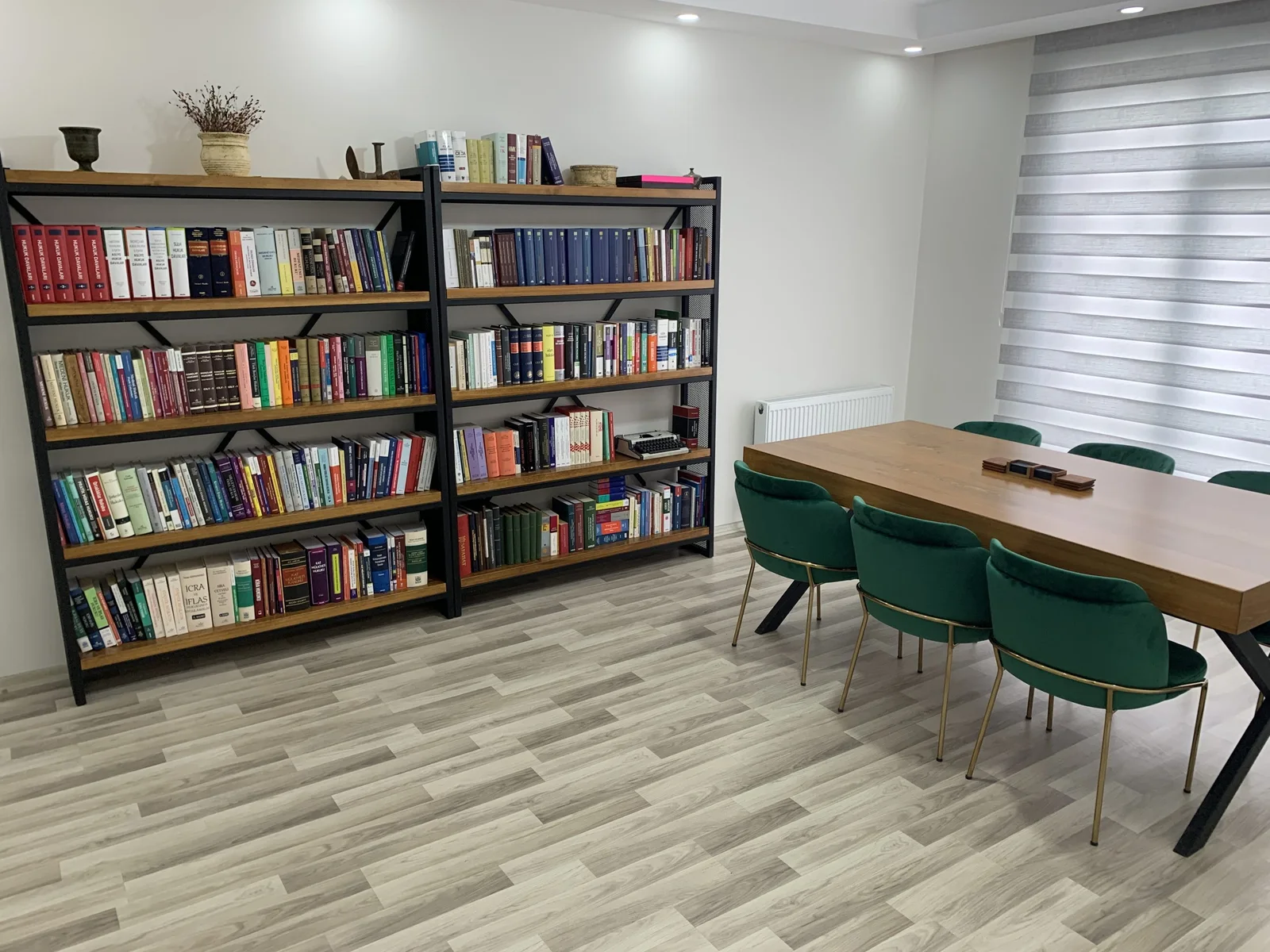 Gılbaz ve Gılbaz Avukatlık Bürosu toplantı alanı ve hukuk kitaplığı